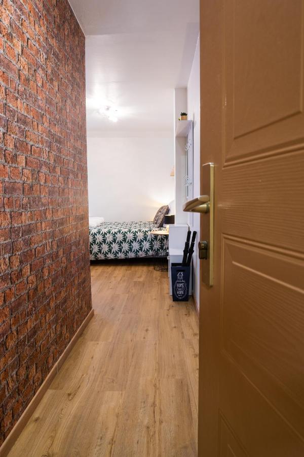 Le Petit Leon Apartment ชาลงส์-อ็อง-ชองปาญ ภายนอก รูปภาพ