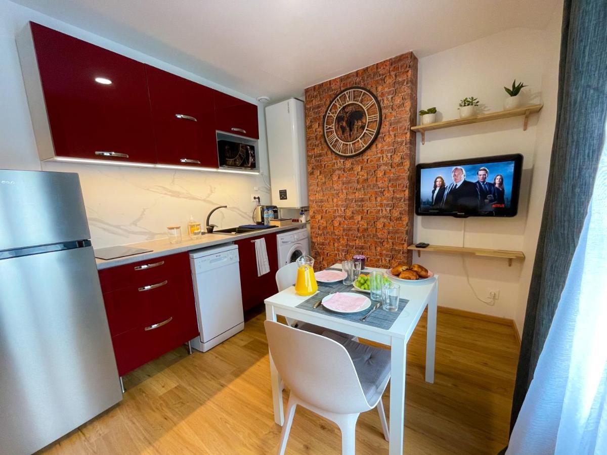Le Petit Leon Apartment ชาลงส์-อ็อง-ชองปาญ ภายนอก รูปภาพ